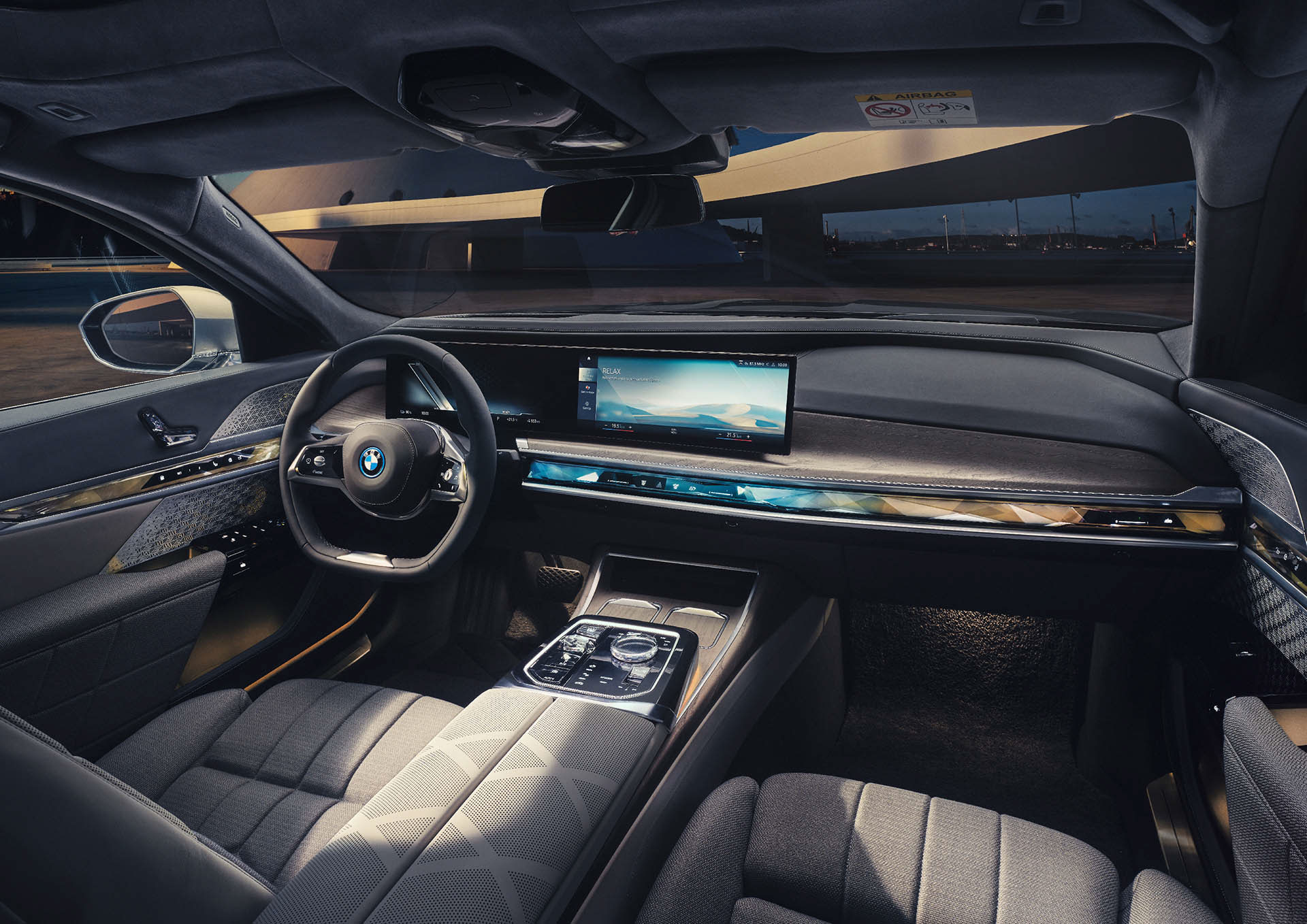 BMW i7 xdrive 60 excellence 01.jpg